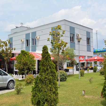 Hotel Alpet Rinas Extérieur photo