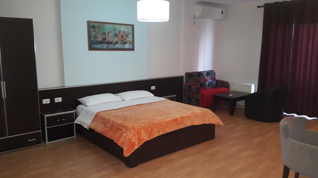 Hotel Alpet Rinas Extérieur photo