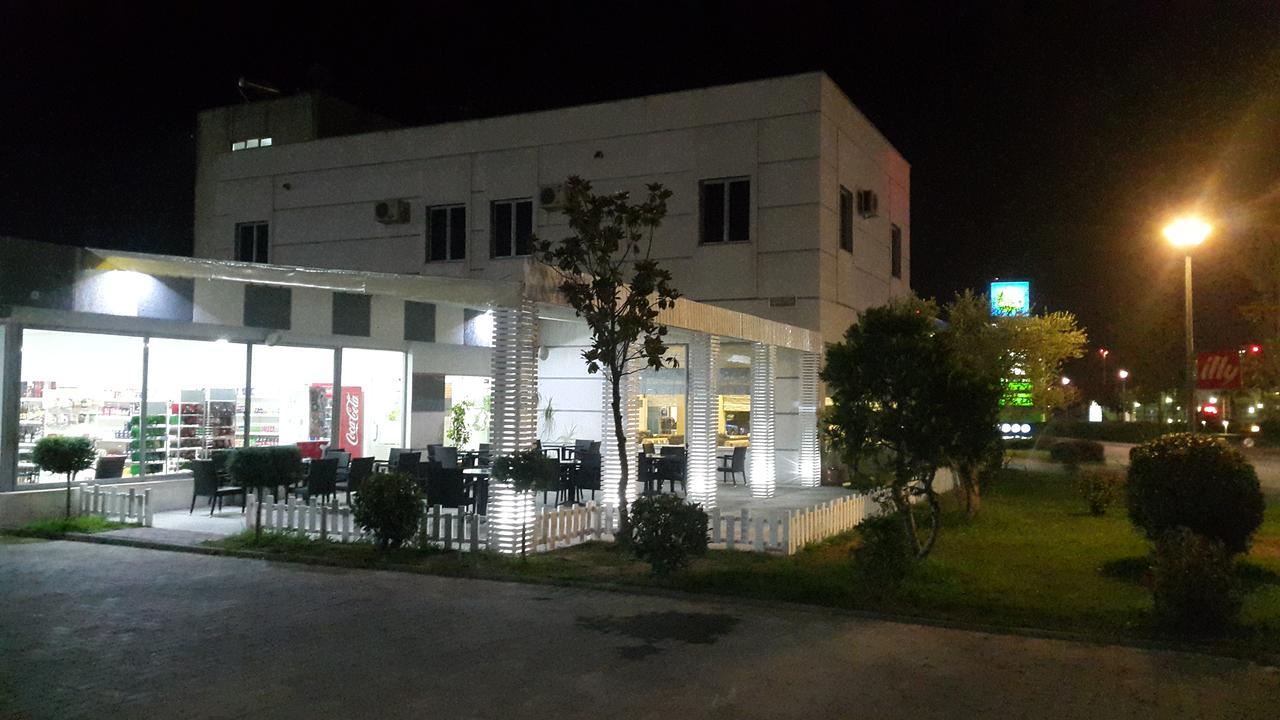 Hotel Alpet Rinas Extérieur photo