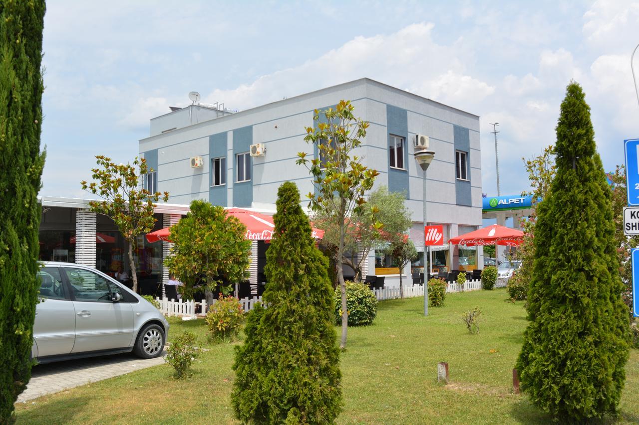 Hotel Alpet Rinas Extérieur photo